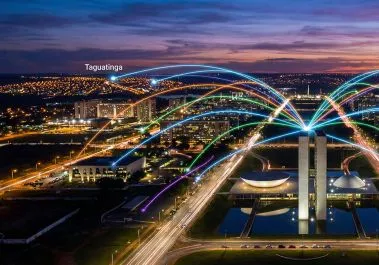Panorama de Brasília conectada por rede de fibra óptica e infraestrutura digital.