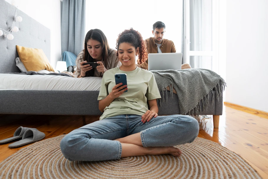 Jovens conectados à internet em vários dispositivos simultaneamente.